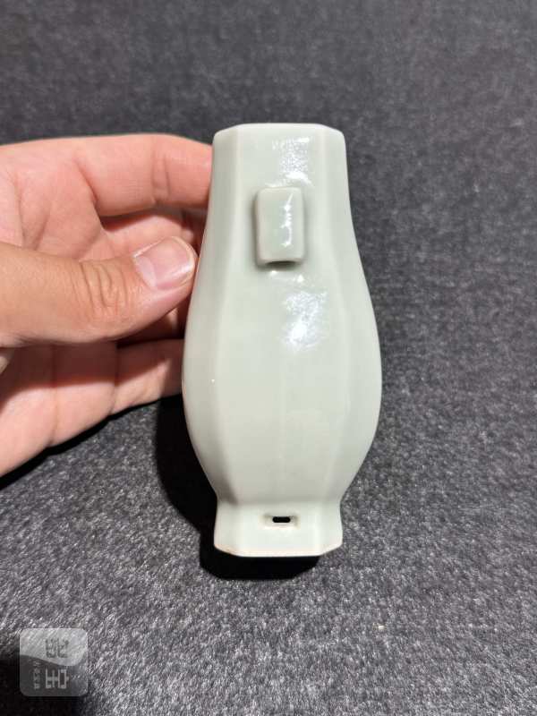 清雍正 粉青釉小穿带贯耳瓶 - 图6